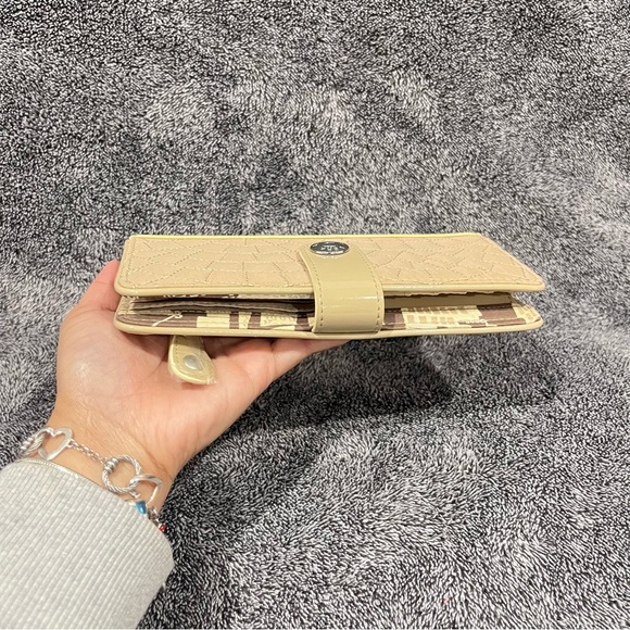 Vera Bradley quilted tab wallet in a tan/beige color NWOT - Picture 13 of 13